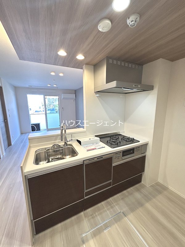 キッチン　広くて使い勝手の良さそうなシステムキッチンです。