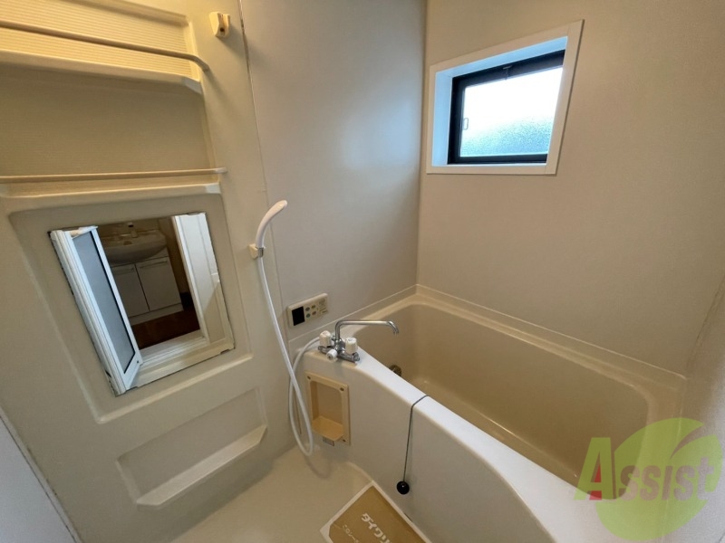 バス・シャワールーム　浴槽スペース的にもゆったり入れると思います。