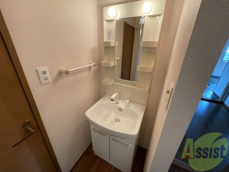 洗面設備　洗面化粧台も独立しており、洗面台の棚も利便性がありますね。