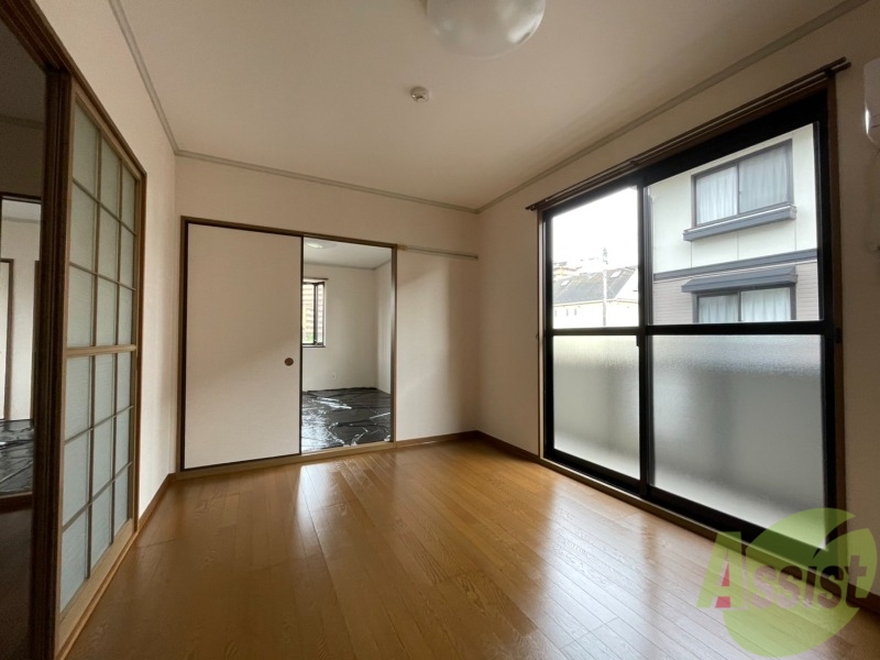 居室・リビング　陽当たりが良く、広々として過ごしやすそうです。