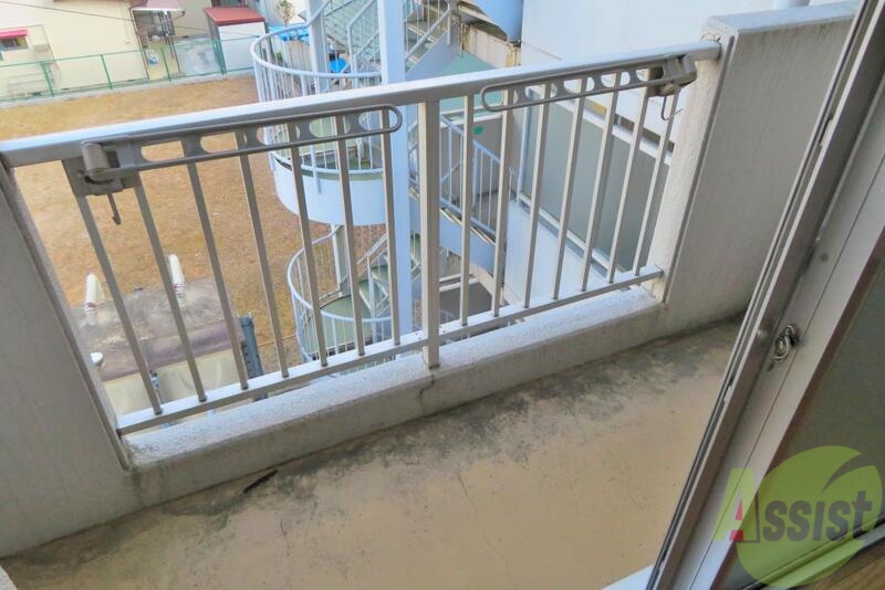 バルコニー　洗濯物もしっかり干せるので良く乾きそうですね。