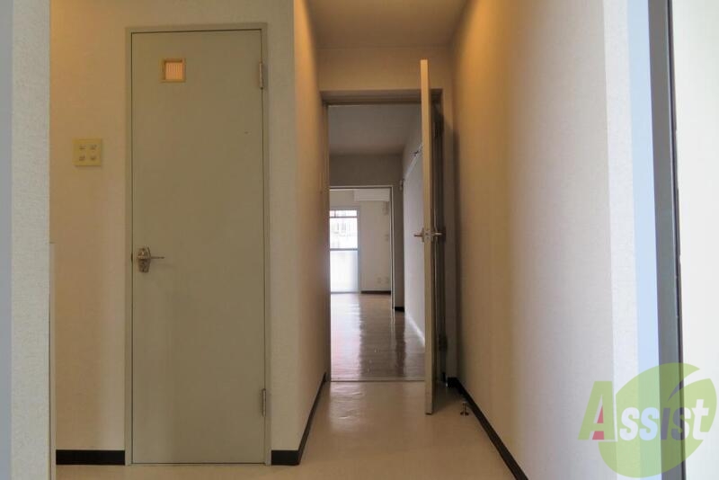 玄関　玄関から見るとお部屋はこんな感じでーす。