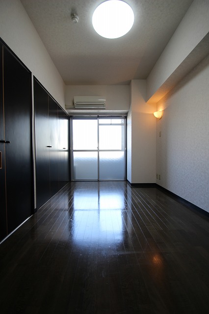 居室・リビング　同物件別室です。