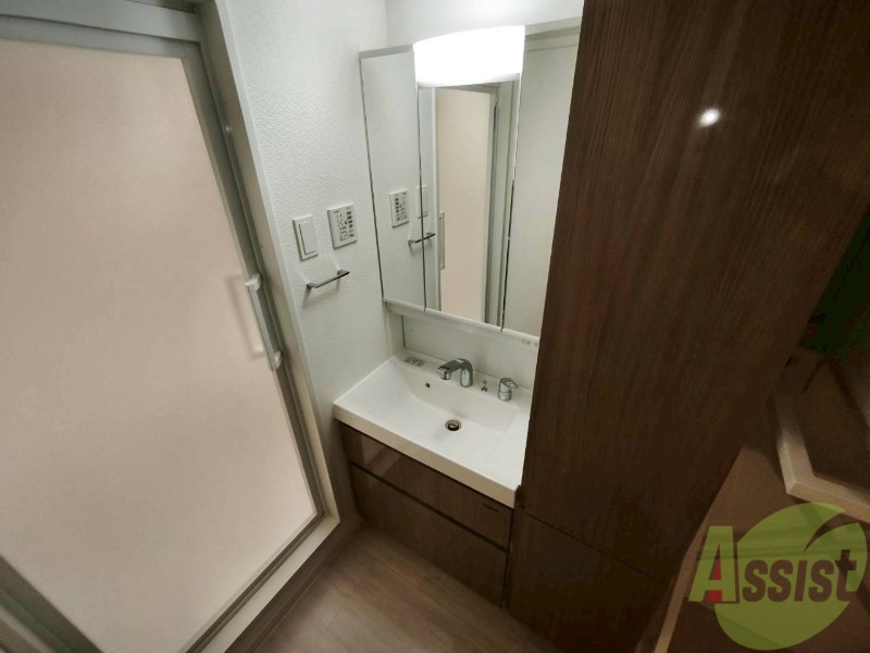 洗面設備　お洒落な独立洗面化粧台になっておりました！