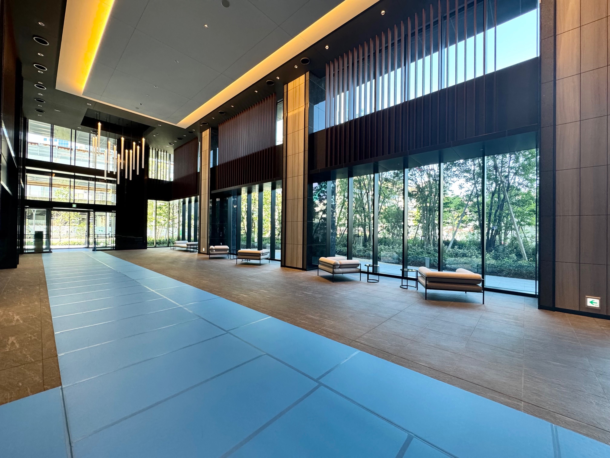 エントランス　高級感のある2層吹抜けのエントランスロビー