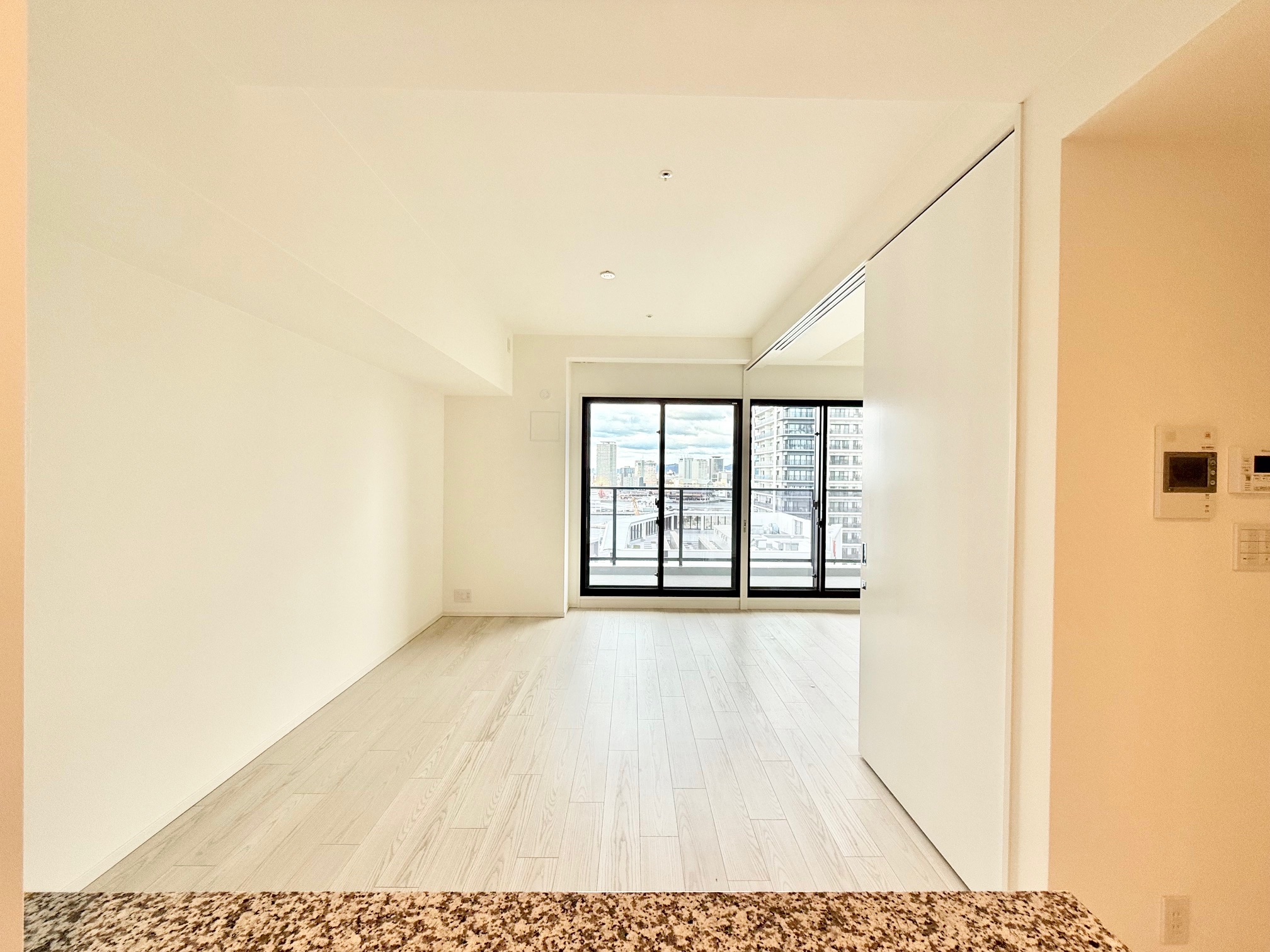 居室・リビング　南西向きの明るい室内／リビング床暖房