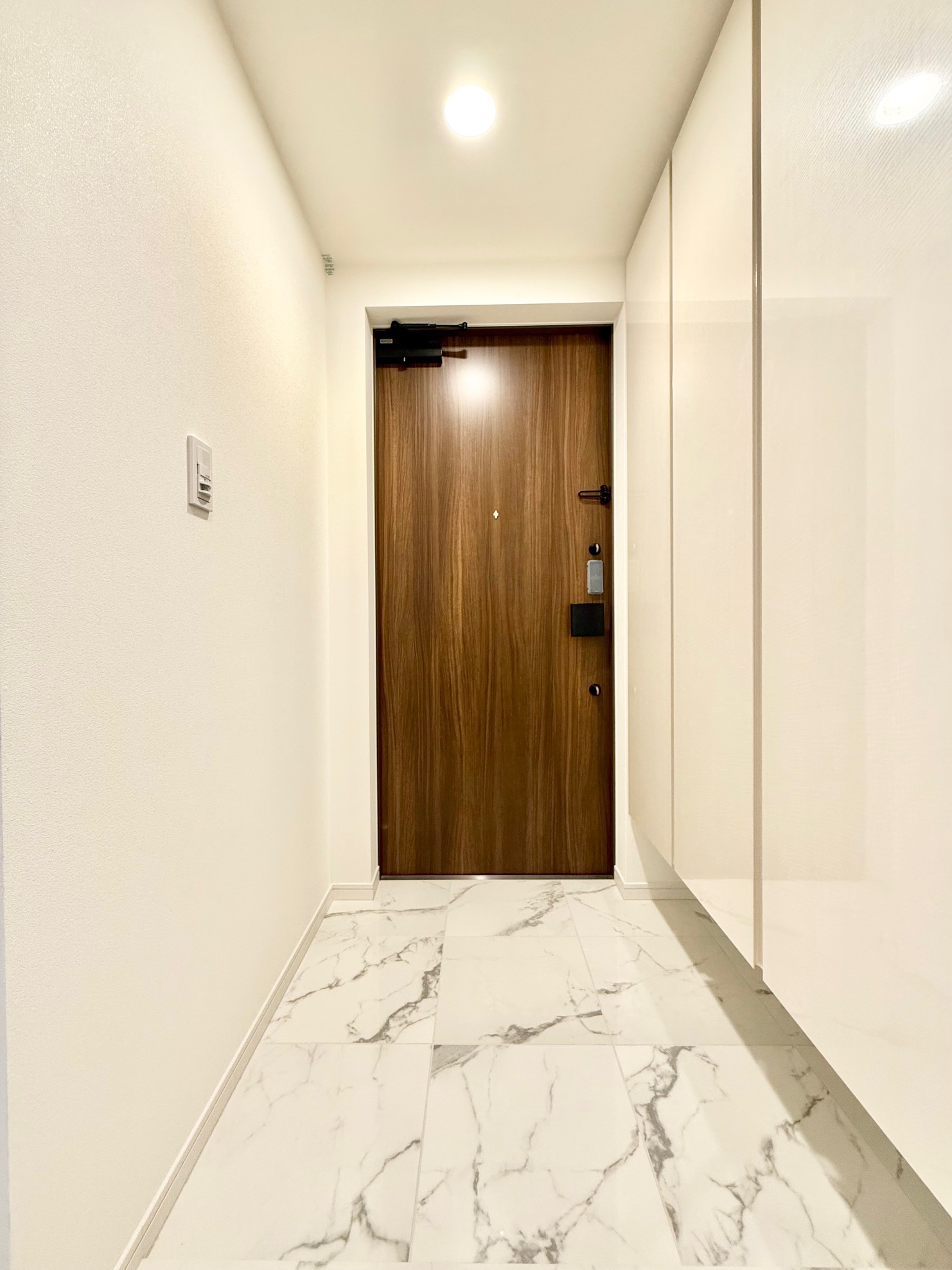 玄関　高級感のある玄関／シューズボックスあり