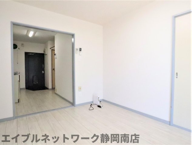 その他　こちらの居間で趣味の時間をお楽しみください