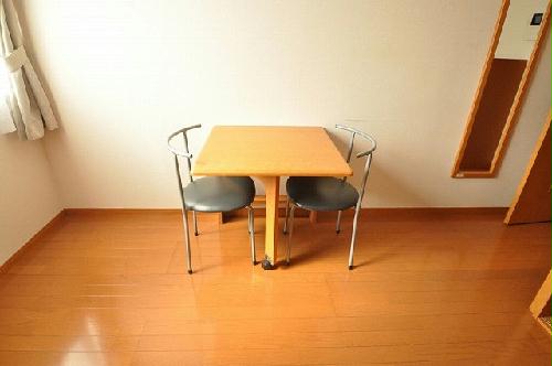 居室・リビング　折り畳みテーブルと椅子2脚