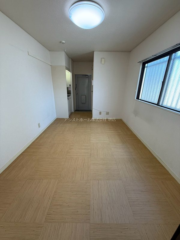 居室・リビング　よこ窓付きで明るいお部屋