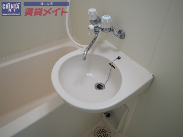 洗面設備　同型参考写真