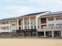 小学校　宍粟市立山崎小学校（小学校）まで1400m