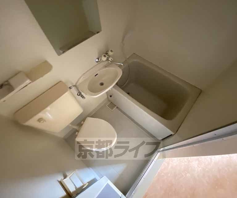 バス・シャワールーム　お手入れがしやすいユニットバスです。