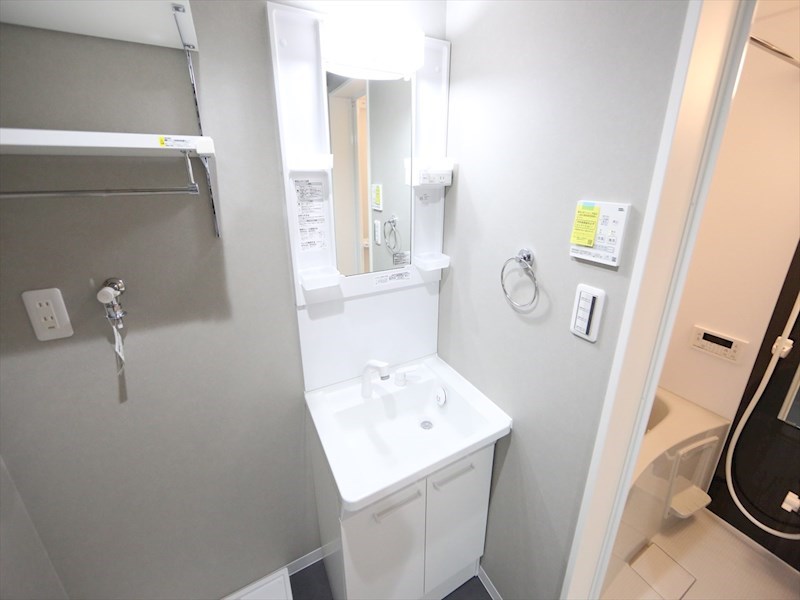 洗面設備　脱衣所　独立洗面台（シャンプードレッサー付）　同仕様写真