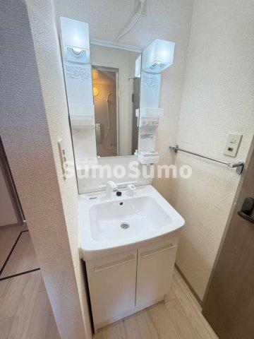 洗面設備　ゆったりとスペースのある洗面所