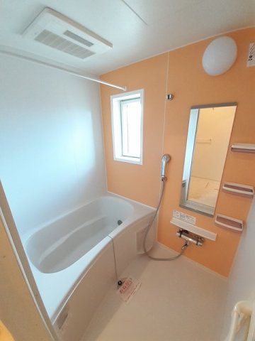 バス・シャワールーム　追い焚き・浴室乾燥機付きのお風呂です♪