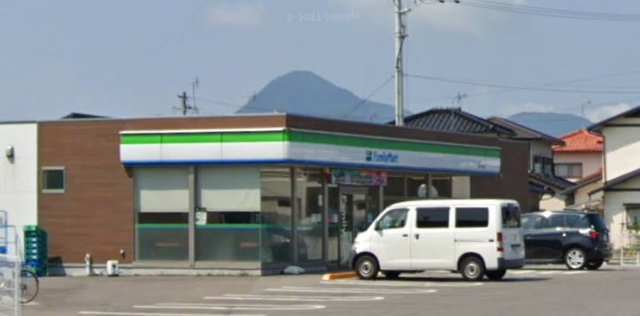 コンビニ　ファミリーマート 丸亀三条町店（コンビニ）まで828m