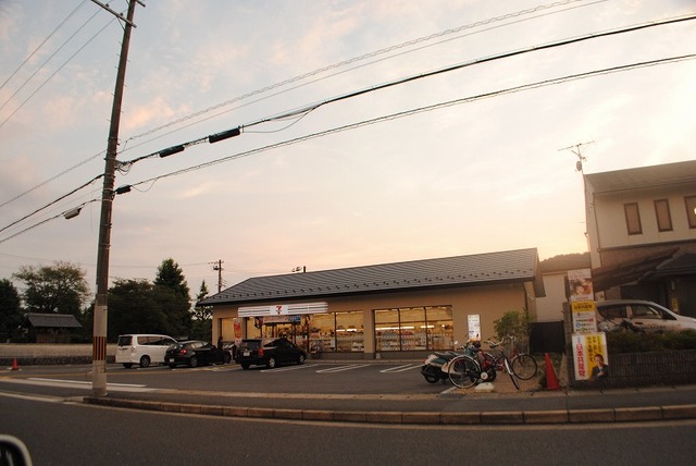 コンビニ　セブンイレブン京都岩倉忠在地町店（コンビニ）まで680m