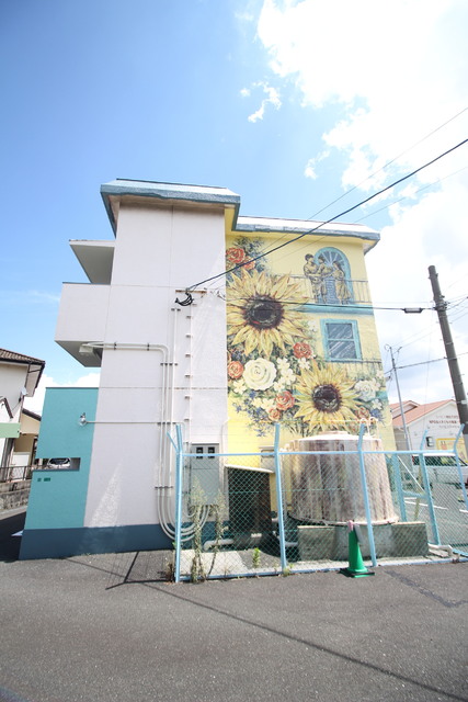 エントランス　タンク部分を花瓶に似せた向日葵イラストが目印です（＾＾）