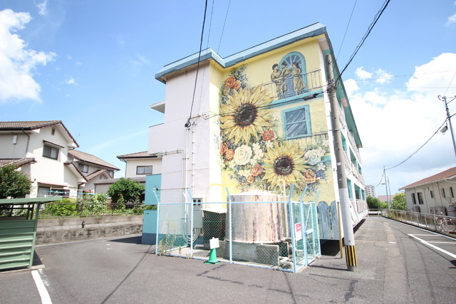 建物外観　タンク部分を花瓶に似せた向日葵イラストが目印です（＾＾）