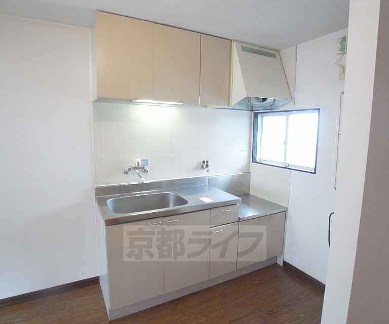 キッチン　二口コンロが置ける広い目のキッチンです。