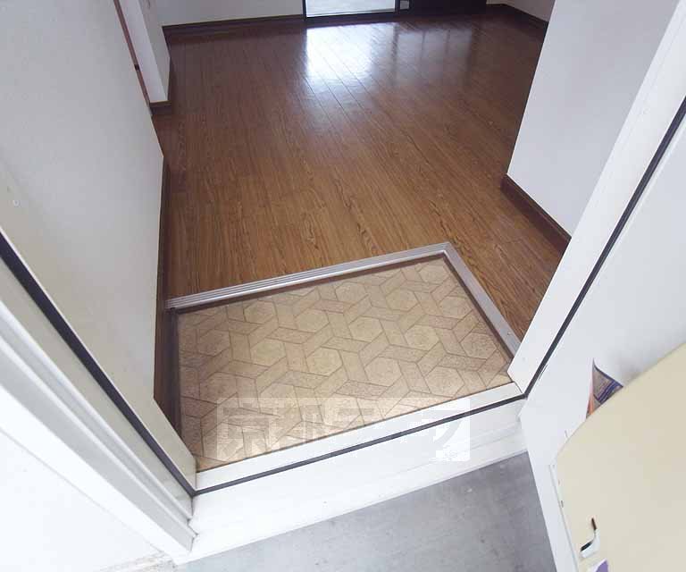 玄関　靴箱を置いてもゆったり使える玄関です。