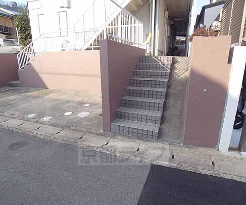 その他共有部分　階段をのぼって、お部屋に行きます。