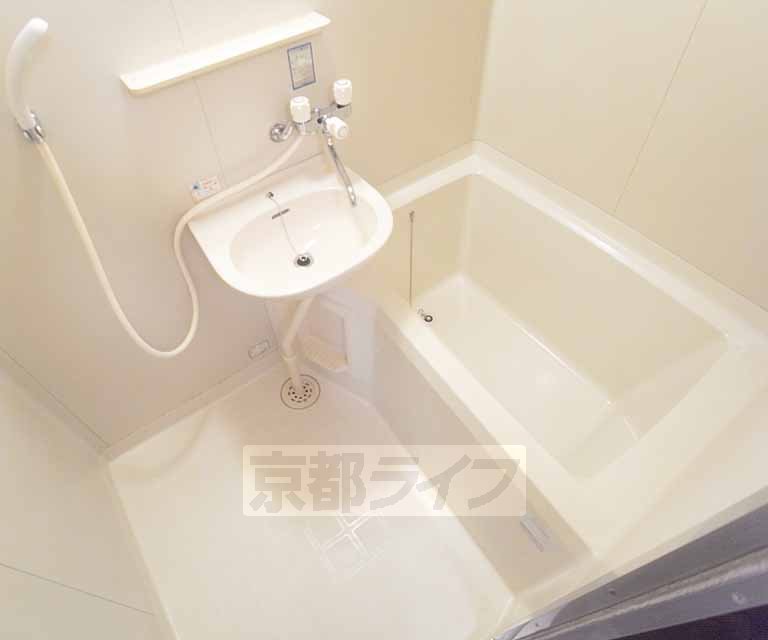 バス・シャワールーム　お風呂も狭くなく、ゆっくり入れそうです。