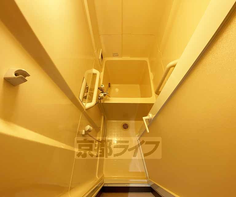 バス・シャワールーム　超コンパクトな浴室です。