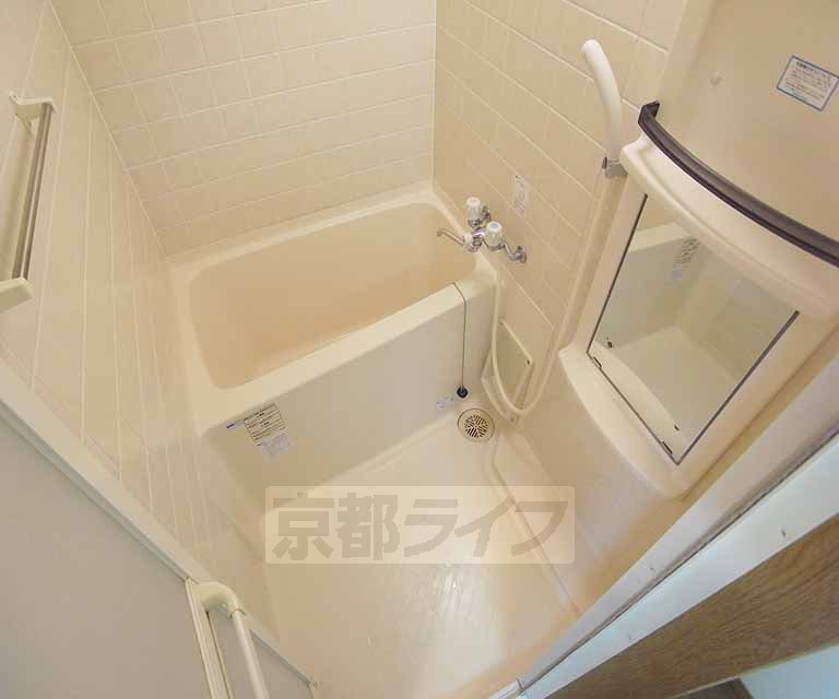 バス・シャワールーム　肩までゆったりと浸かれ、鏡もついてます！