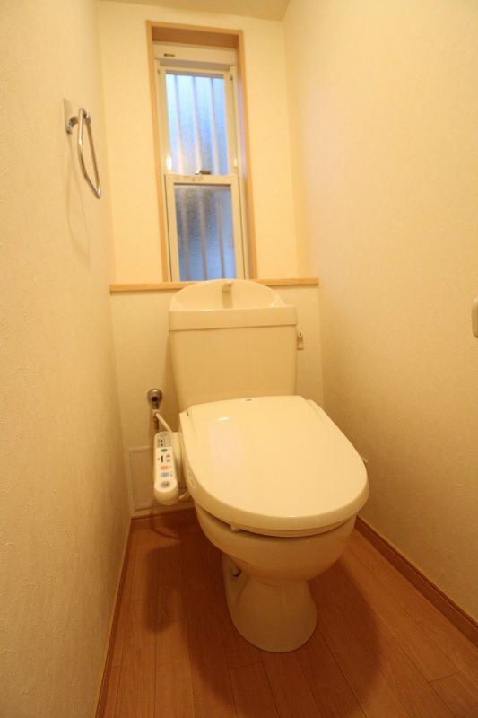 トイレ　※別号室の写真です。ウォシュレット付き♪