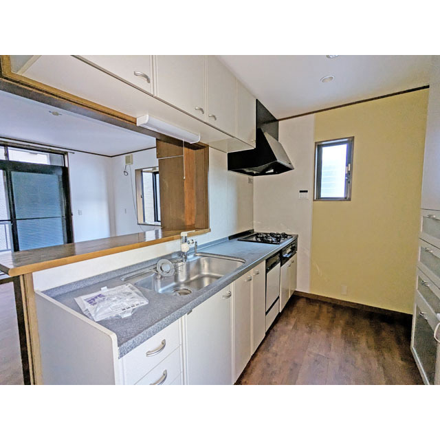 キッチン　対面式三口ガスコンロ付きシステムキッチン