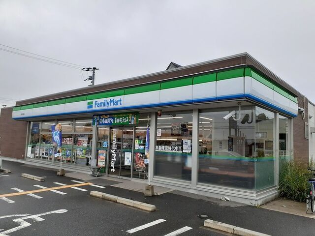 コンビニ　ファミリーマート様（コンビニ）まで600m