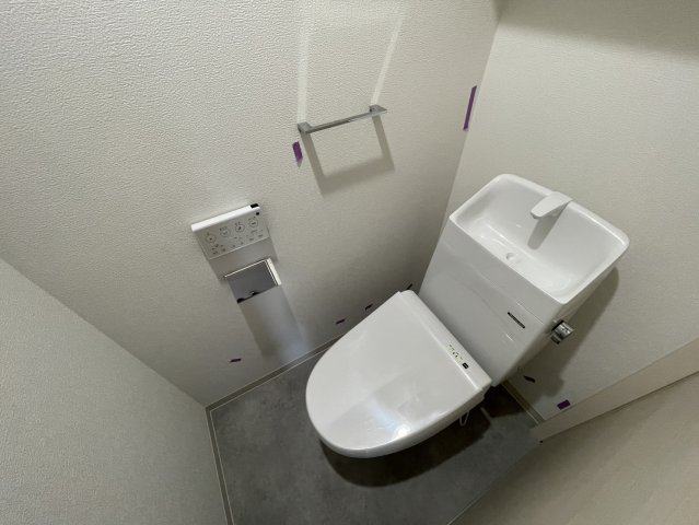 トイレ　同物件別部屋写真