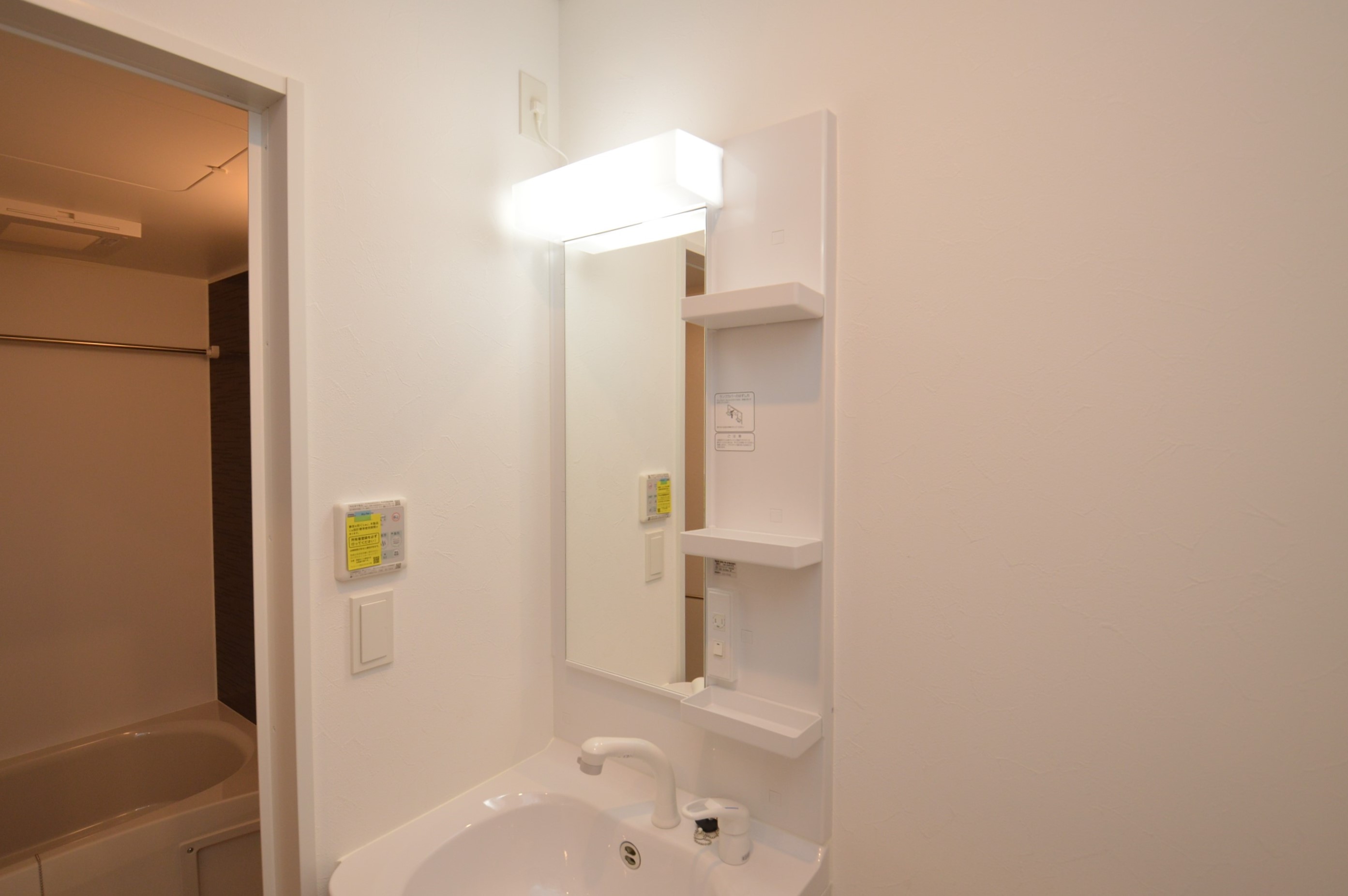 洗面設備　（参考）他室の写真を使用しています。現況優先となります。