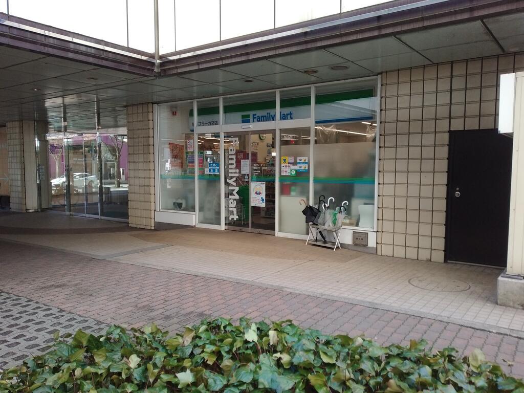 コンビニ　ファミリーマート新潟プラーカ2店（コンビニ）まで214m