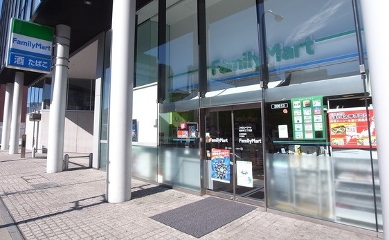 コンビニ　ファミリーマート 南麻布三丁目店（コンビニ）まで900m