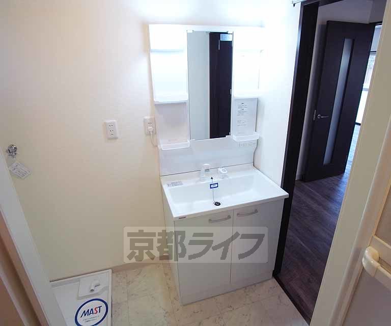 洗面設備　大きな洗面台はとても使いやすいですね