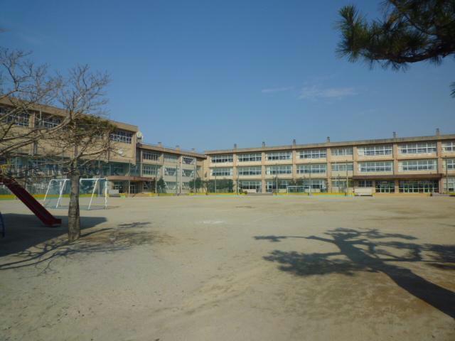 小学校　津市立育生小学校（小学校）まで1254m