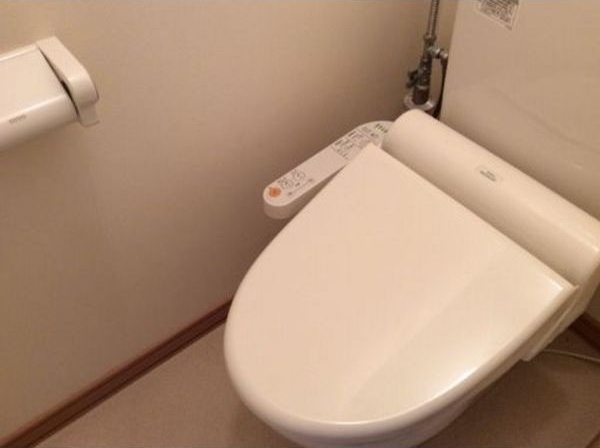 トイレ　嬉しいウォシュレット付きのトイレ！便座温かいですよ♪