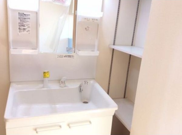洗面設備　朝の身支度に便利な洗面台です♪
