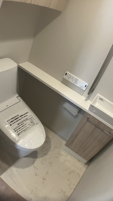 トイレ　温水洗浄便座・手洗いカウンター付