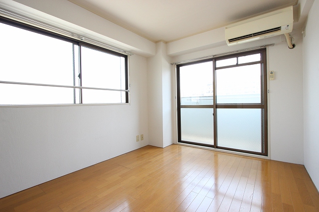 居室・リビング　同物件、別号室のものです。