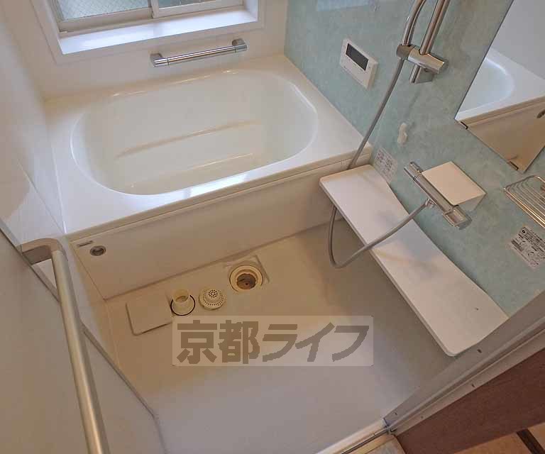 バス・シャワールーム　裏庭に面した窓のある明るい浴室です。