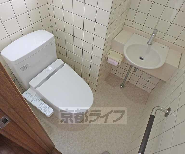 トイレ　１階の洗浄機能付きのトイレです。独立手洗いです。