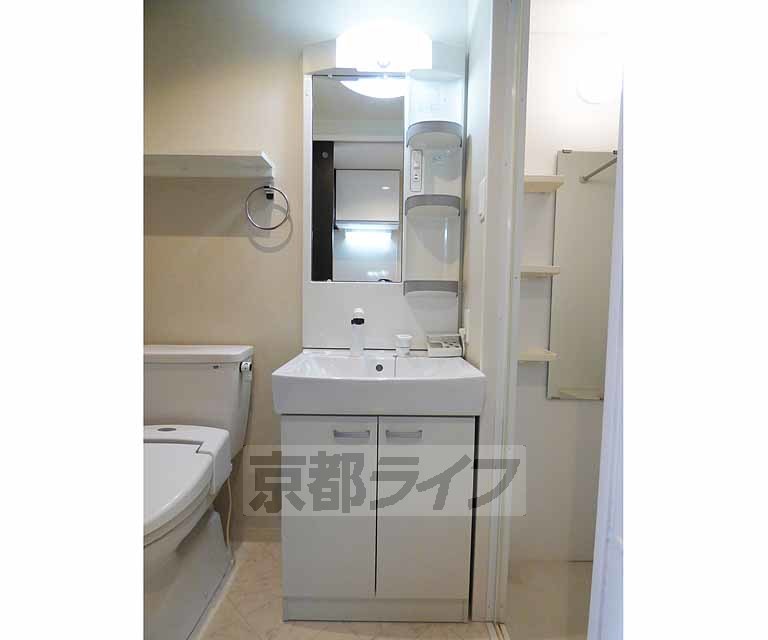 洗面設備　綺麗な洗面台です。