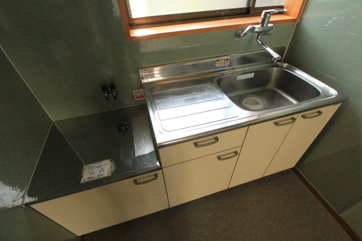 キッチン　キッチン前には窓があるので、換気は十分に出来ますね☆