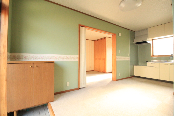 居室・リビング　玄関開けるとこんな感じです☆