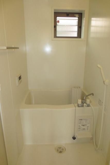 バス・シャワールーム　窓付きで風通し良好。