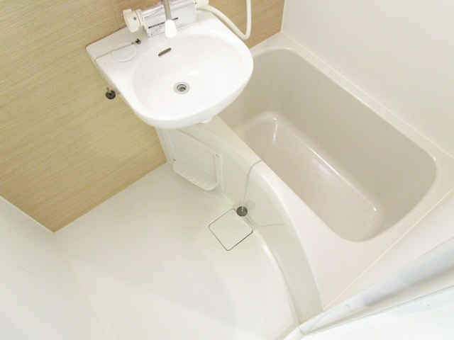 バス・シャワールーム　アクセントパネル採用のバスルームです。